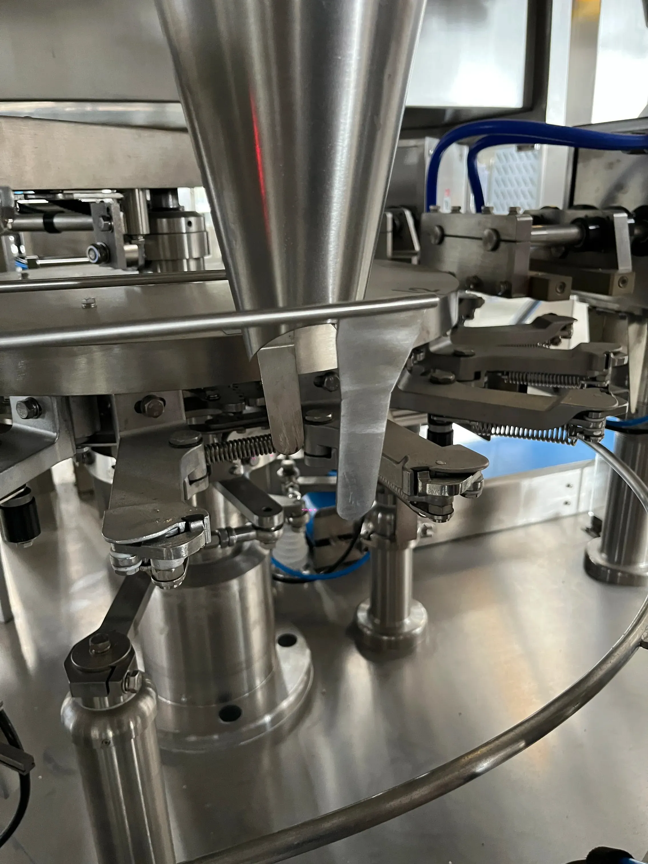 Karouselový stroj pro sypké suroviny - pohled 11