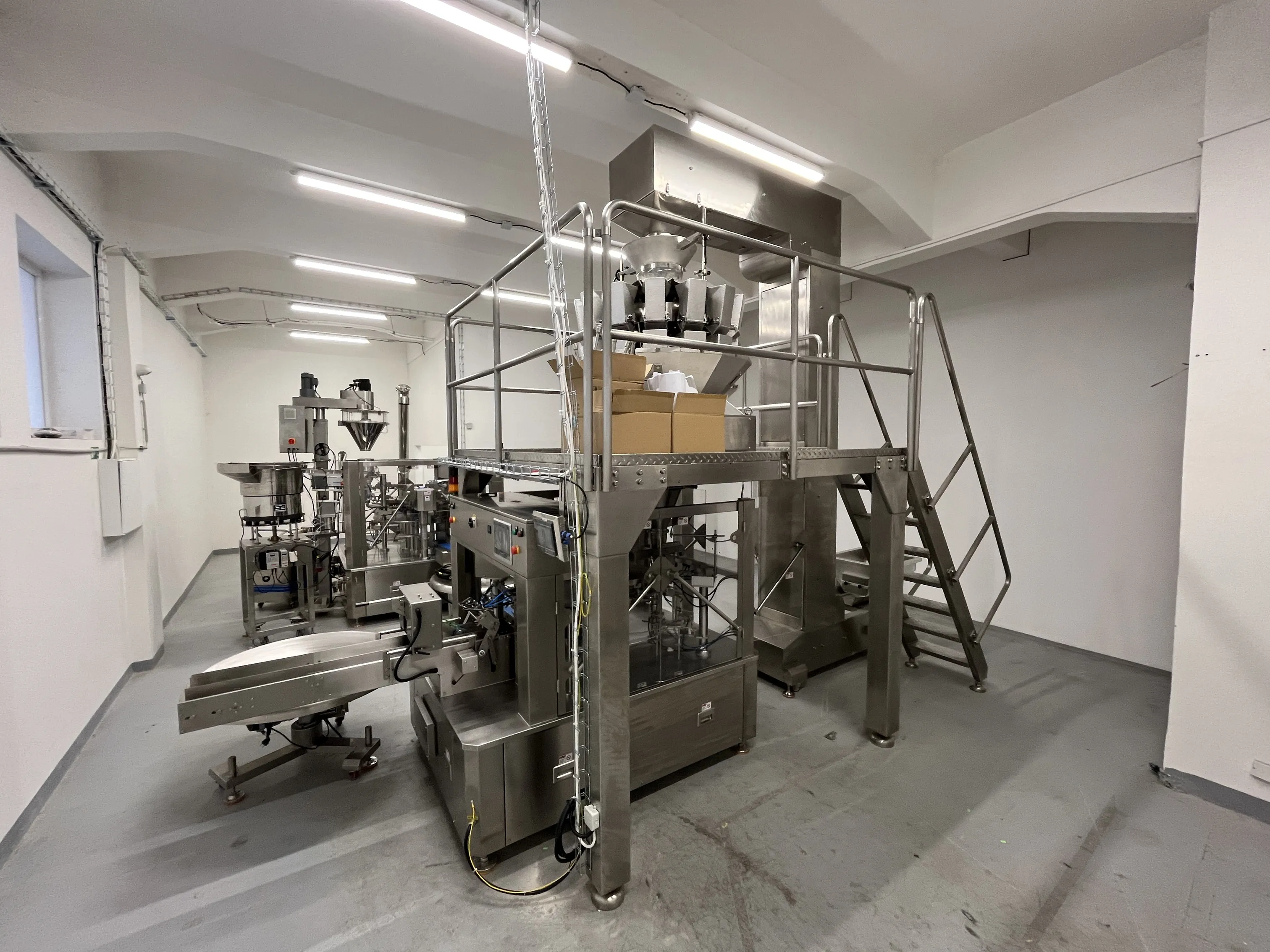 Karouselový stroj pro sypké suroviny - pohled 3