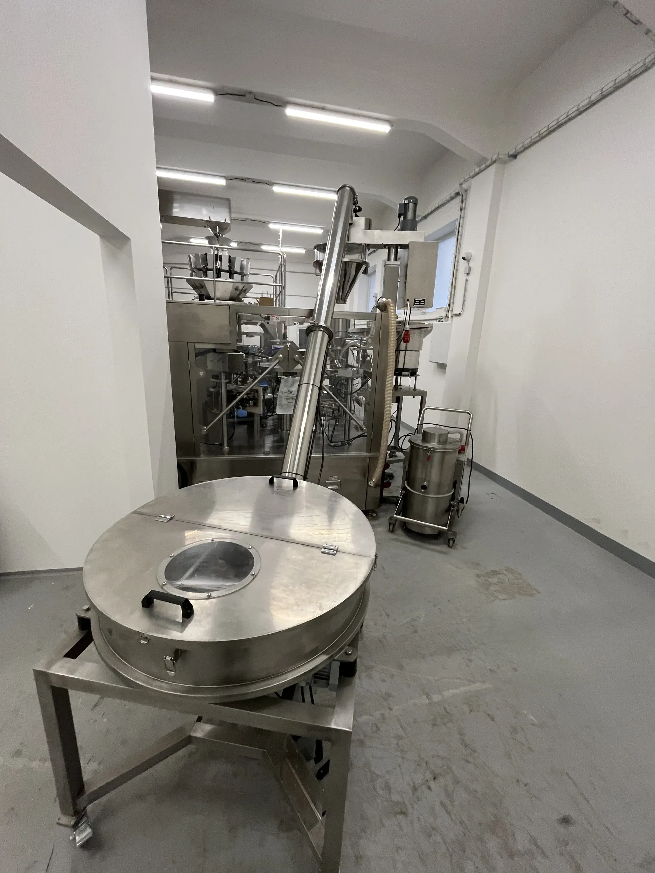 Karouselový stroj pro sypké směsi - pohled 4