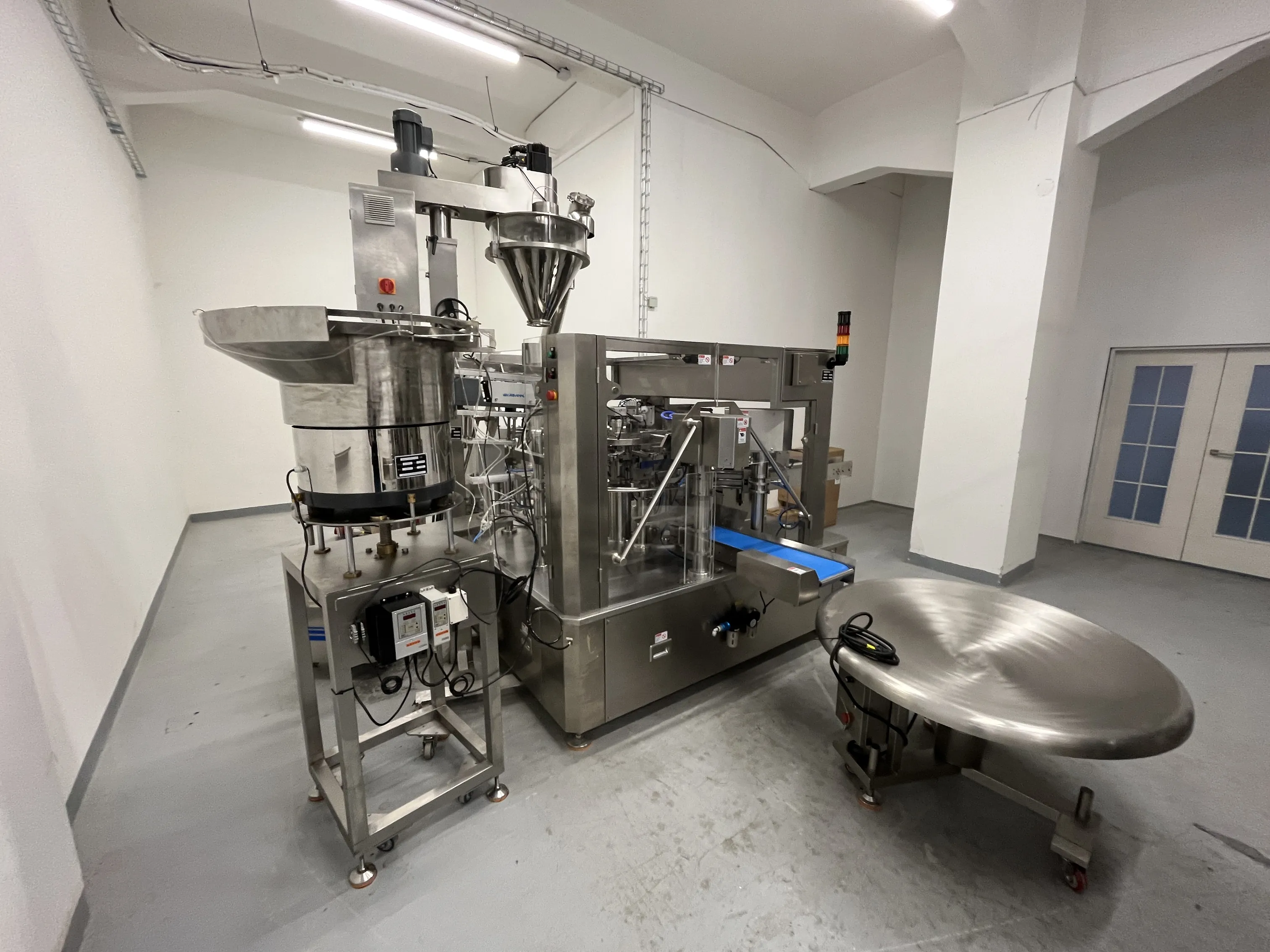 Karouselový stroj pro sypké směsi - pohled 6