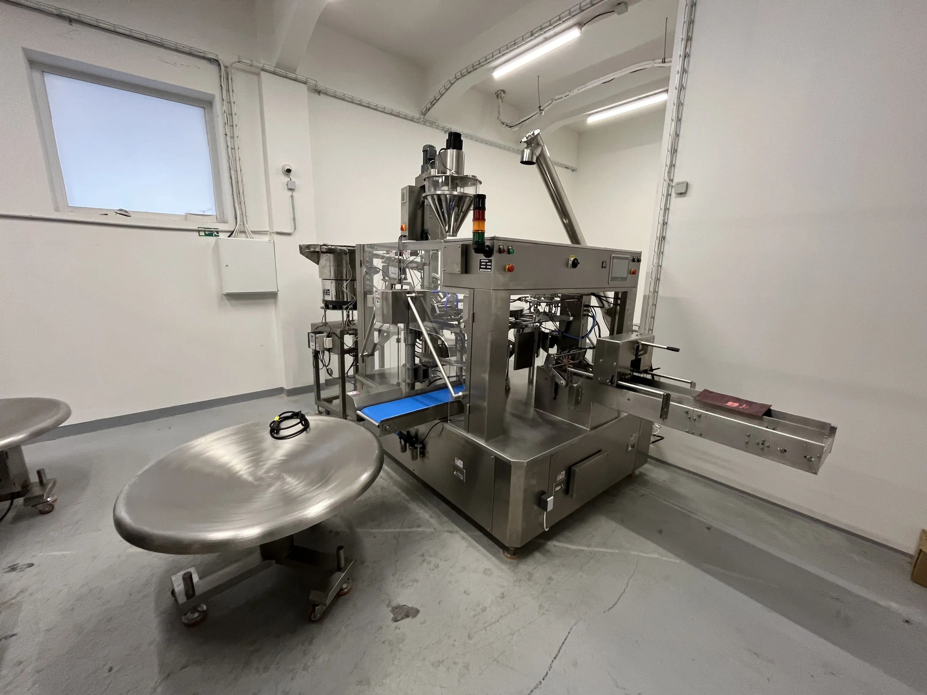 Karouselový stroj pro sypké směsi - pohled 8